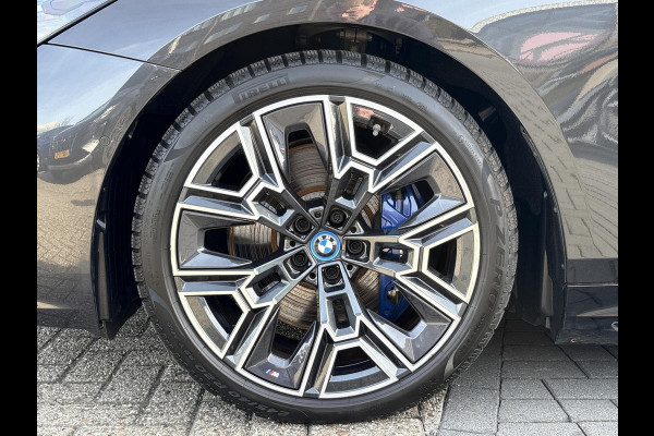 BMW i5 eDrive40 84 kWh | VOL! | Panoramadak | H&K Audio | M Pakket | Stoel- Ventilatie & Verwarming | Memory Seats |