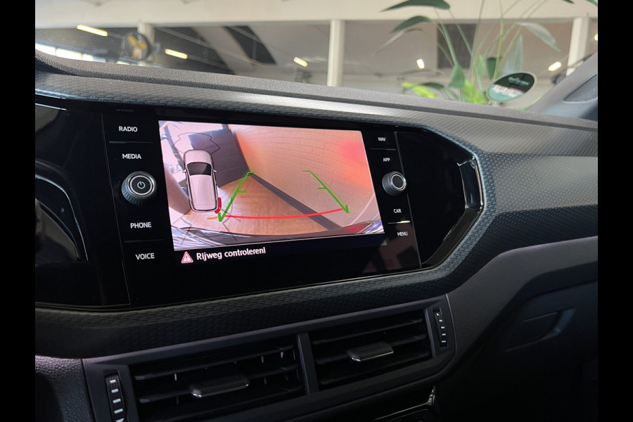 Volkswagen T-Cross 1.0 TSI 115pk R-Line | Carplay | 18" | Camara | Stoelverwarming | LED | Digitaal Display | 100% Dealer Onderhouden!