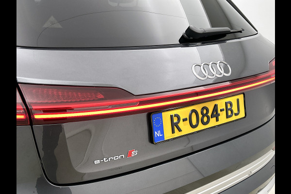Audi e-tron S quattro 95 kWh (NL-auto, Trekhaak, Camera, StoelV, Carplay/ Android, PDC V+A, Adapt Cruise, Etc)