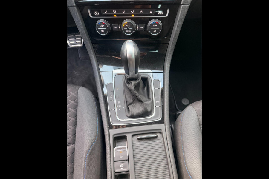 Volkswagen Golf 1.5 TSI Highline 7.5 DSG Join Stoelverw Clima Parkpilot Xenon Front assist Navigatie