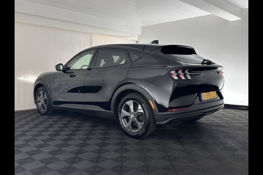 Ford Mustang Mach-E RWD 75 kWh [ 3-Fase-11kW] {SOH-89%} (INCL.BTW) *LEATHER | FULL-LED | DAB | DIGI-COCKPIT | KEYLESS | NAVI-FULLMAP | CARPLAY | HEATED-COMFORTSEATS | TOPVIEW | ADAPTIVE-CRUISE | PRIVACY-GLASS | 18'' ALU*