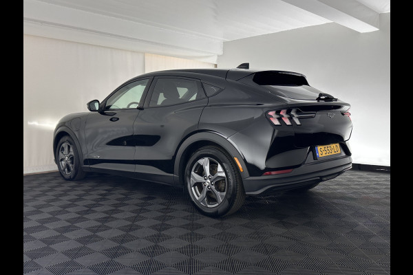 Ford Mustang Mach-E RWD 75 kWh [ 3-Fase-11kW] {SOH-89%} (INCL.BTW) *LEATHER | FULL-LED | DAB | DIGI-COCKPIT | KEYLESS | NAVI-FULLMAP | CARPLAY | HEATED-COMFORTSEATS | TOPVIEW | ADAPTIVE-CRUISE | PRIVACY-GLASS | 18'' ALU*