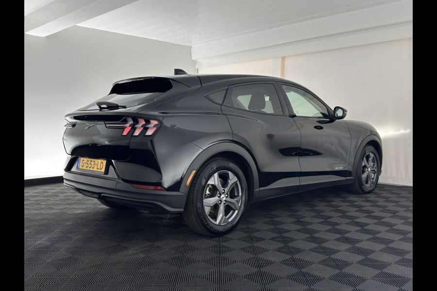 Ford Mustang Mach-E RWD 75 kWh [ 3-Fase-11kW] {SOH-89%} (INCL.BTW) *LEATHER | FULL-LED | DAB | DIGI-COCKPIT | KEYLESS | NAVI-FULLMAP | CARPLAY | HEATED-COMFORTSEATS | TOPVIEW | ADAPTIVE-CRUISE | PRIVACY-GLASS | 18'' ALU*