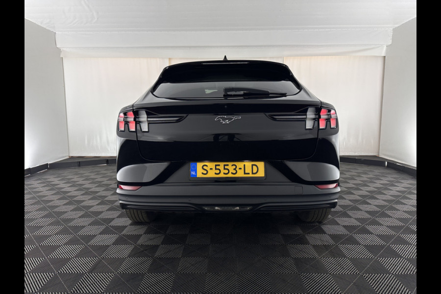 Ford Mustang Mach-E RWD 75 kWh [ 3-Fase-11kW] {SOH-89%} (INCL.BTW) *LEATHER | FULL-LED | DAB | DIGI-COCKPIT | KEYLESS | NAVI-FULLMAP | CARPLAY | HEATED-COMFORTSEATS | TOPVIEW | ADAPTIVE-CRUISE | PRIVACY-GLASS | 18'' ALU*