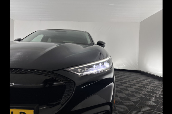 Ford Mustang Mach-E RWD 75 kWh [ 3-Fase-11kW] {SOH-89%} (INCL.BTW) *LEATHER | FULL-LED | DAB | DIGI-COCKPIT | KEYLESS | NAVI-FULLMAP | CARPLAY | HEATED-COMFORTSEATS | TOPVIEW | ADAPTIVE-CRUISE | PRIVACY-GLASS | 18'' ALU*