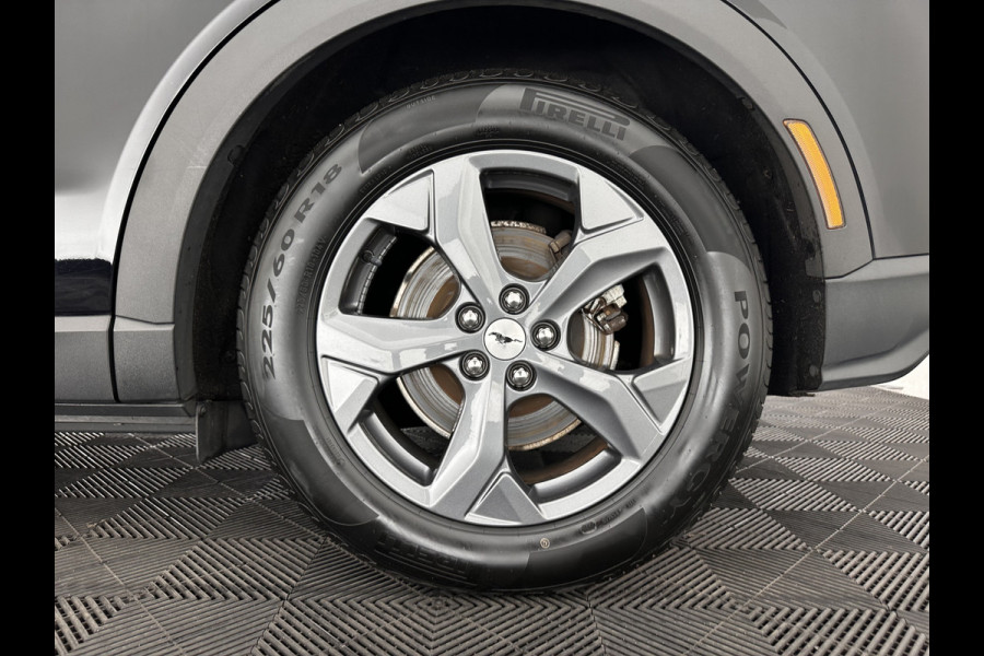 Ford Mustang Mach-E RWD 75 kWh [ 3-Fase-11kW] {SOH-89%} (INCL.BTW) *LEATHER | FULL-LED | DAB | DIGI-COCKPIT | KEYLESS | NAVI-FULLMAP | CARPLAY | HEATED-COMFORTSEATS | TOPVIEW | ADAPTIVE-CRUISE | PRIVACY-GLASS | 18'' ALU*