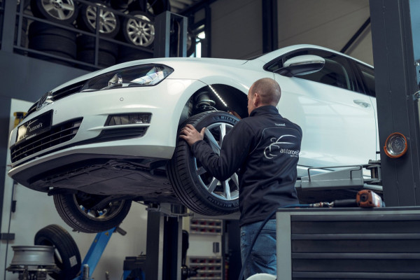 Volkswagen T-Roc 1.5 TSI Sport Business R / Automaat / 150 PK / NAVI + Camera / Clima / Stoelverwarming / Apple Car-Play-Android