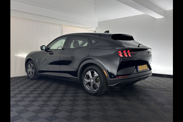 Ford Mustang Mach-E RWD 75 kWh [ 3-Fase-11kW] {SOH-86%} (INCL.BTW) *LEATHER | FULL-LED | DAB | DIGI-COCKPIT | KEYLESS | NAVI-FULLMAP | CARPLAY | HEATED-COMFORTSEATS | TOPVIEW | ADAPTIVE-CRUISE | PRIVACY-GLASS | 18'' ALU*