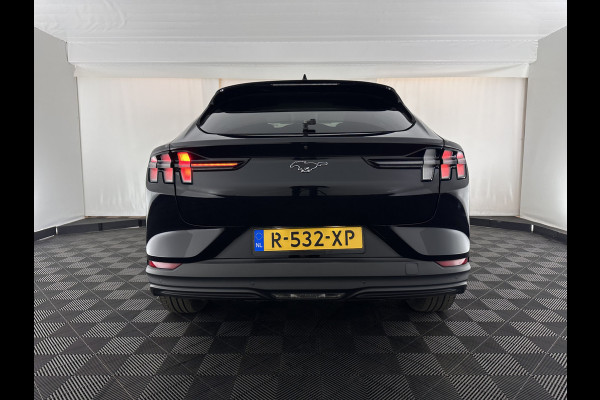 Ford Mustang Mach-E RWD 75 kWh [ 3-Fase-11kW] {SOH-86%} (INCL.BTW) *LEATHER | FULL-LED | DAB | DIGI-COCKPIT | KEYLESS | NAVI-FULLMAP | CARPLAY | HEATED-COMFORTSEATS | TOPVIEW | ADAPTIVE-CRUISE | PRIVACY-GLASS | 18'' ALU*