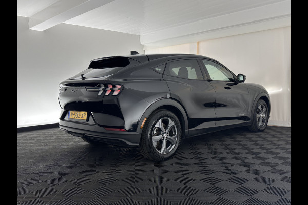 Ford Mustang Mach-E RWD 75 kWh [ 3-Fase-11kW] {SOH-86%} (INCL.BTW) *LEATHER | FULL-LED | DAB | DIGI-COCKPIT | KEYLESS | NAVI-FULLMAP | CARPLAY | HEATED-COMFORTSEATS | TOPVIEW | ADAPTIVE-CRUISE | PRIVACY-GLASS | 18'' ALU*