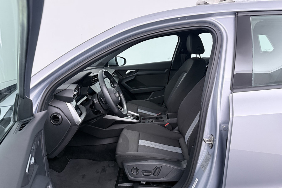 Audi A3 Sportback 35 TFSI S edition (STOELVERWARMING, ELEKTR STOELEN, NAVIGATIE, DIGITALE COCKPIT, LANE-ASSIST, SENSOREN)