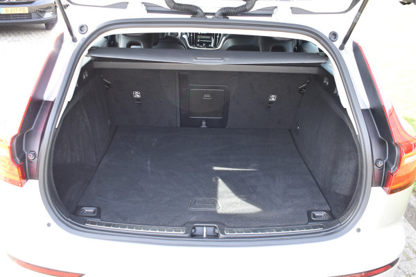 Volvo V60 B3 177PK Automaat Momentum Advantage | ACC | PDC | 17"LMV | Apple Carplay / Android |