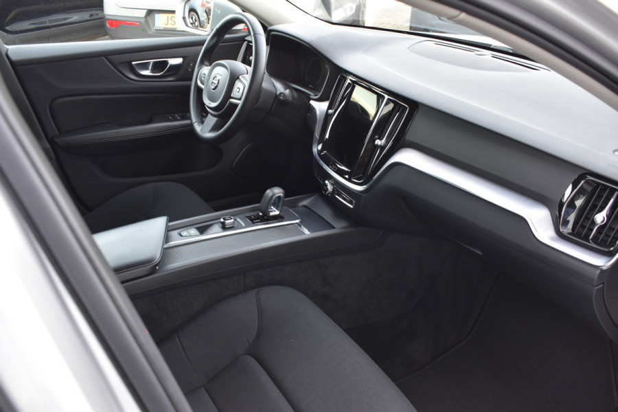 Volvo V60 B3 177PK Automaat Momentum Advantage | ACC | PDC | 17"LMV | Apple Carplay / Android |