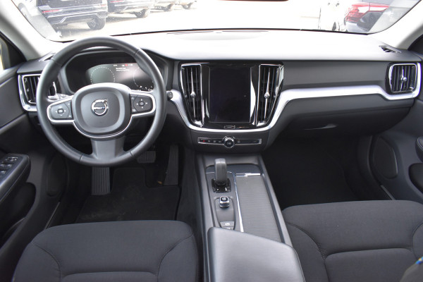 Volvo V60 B3 177PK Automaat Momentum Advantage | ACC | PDC | 17"LMV | Apple Carplay / Android |