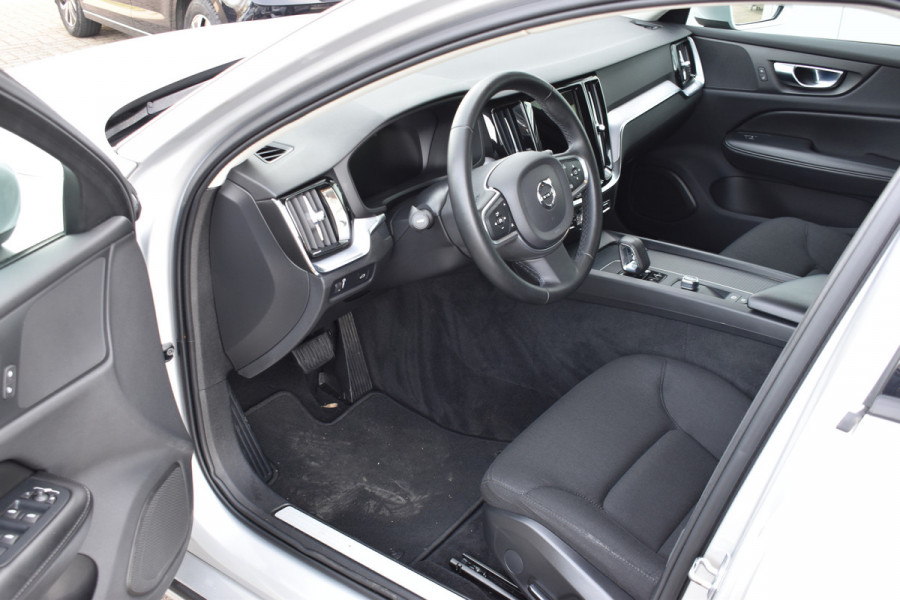 Volvo V60 B3 177PK Automaat Momentum Advantage | ACC | PDC | 17"LMV | Apple Carplay / Android |