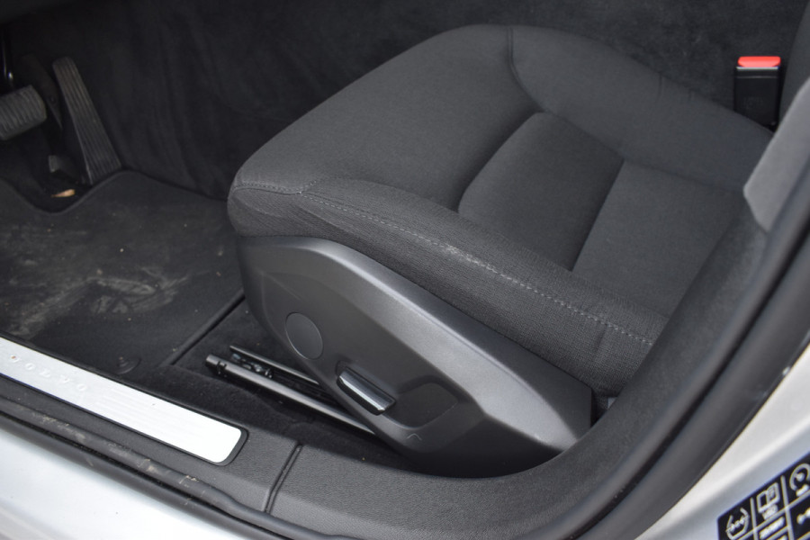 Volvo V60 B3 177PK Automaat Momentum Advantage | ACC | PDC | 17"LMV | Apple Carplay / Android |