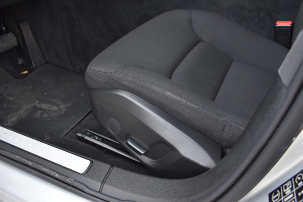 Volvo V60 B3 177PK Automaat Momentum Advantage | ACC | PDC | 17"LMV | Apple Carplay / Android |