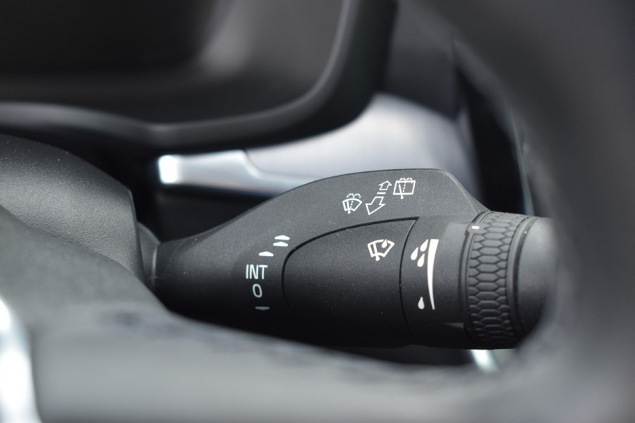 Volvo V60 B3 177PK Automaat Momentum Advantage | ACC | PDC | 17"LMV | Apple Carplay / Android |