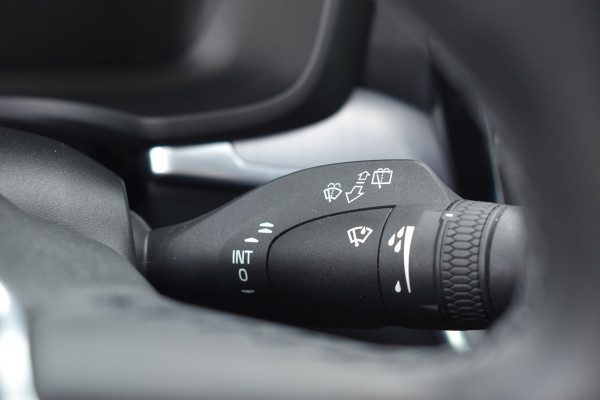 Volvo V60 B3 177PK Automaat Momentum Advantage | ACC | PDC | 17"LMV | Apple Carplay / Android |