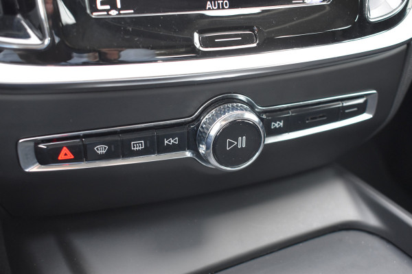 Volvo V60 B3 177PK Automaat Momentum Advantage | ACC | PDC | 17"LMV | Apple Carplay / Android |