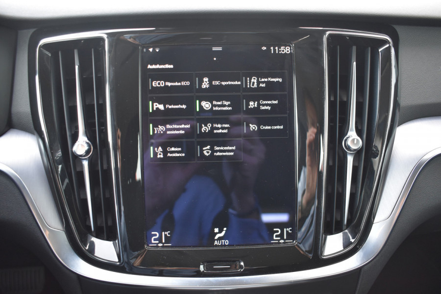 Volvo V60 B3 177PK Automaat Momentum Advantage | ACC | PDC | 17"LMV | Apple Carplay / Android |