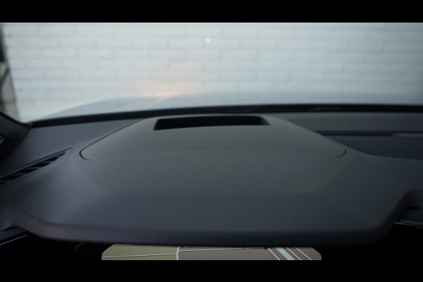 Volkswagen Golf 1.5 TSI R-Line Black Style AUTOMAAT-ACC-CAMERA-HARMAN KARDON-IQ LIGHT-KEYLESS-PANORAMA-STOELVERWARMING