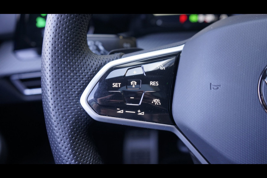 Volkswagen Golf 1.5 TSI R-Line Black Style AUTOMAAT-ACC-CAMERA-HARMAN KARDON-IQ LIGHT-KEYLESS-PANORAMA-STOELVERWARMING