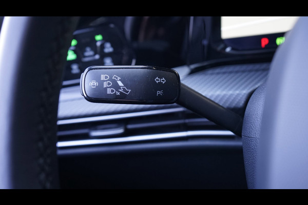 Volkswagen Golf 1.5 TSI R-Line Black Style AUTOMAAT-ACC-CAMERA-HARMAN KARDON-IQ LIGHT-KEYLESS-PANORAMA-STOELVERWARMING