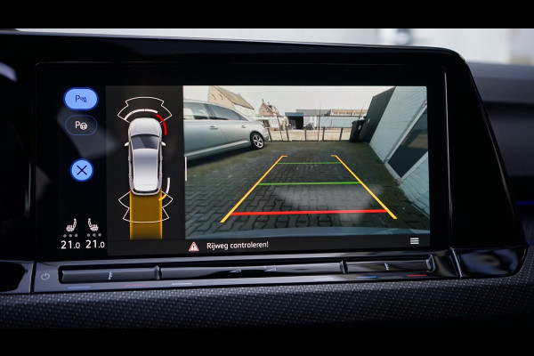 Volkswagen Golf 1.5 TSI R-Line Black Style AUTOMAAT-ACC-CAMERA-HARMAN KARDON-IQ LIGHT-KEYLESS-PANORAMA-STOELVERWARMING