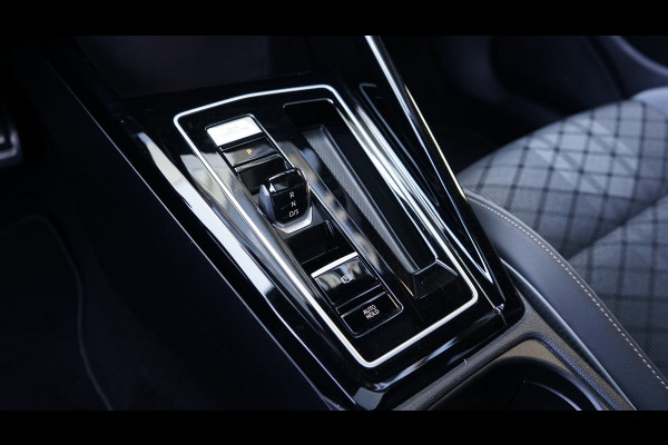 Volkswagen Golf 1.5 TSI R-Line Black Style AUTOMAAT-ACC-CAMERA-HARMAN KARDON-IQ LIGHT-KEYLESS-PANORAMA-STOELVERWARMING