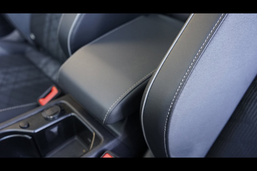 Volkswagen Golf 1.5 TSI R-Line Black Style AUTOMAAT-ACC-CAMERA-HARMAN KARDON-IQ LIGHT-KEYLESS-PANORAMA-STOELVERWARMING