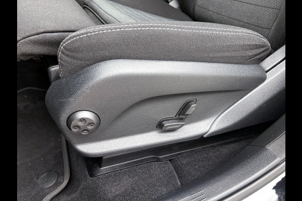 Mercedes-Benz GLC 300e 4MATIC Business Solution Luxury CAMERA | TREKHAAK | NAVI & CARPLAY