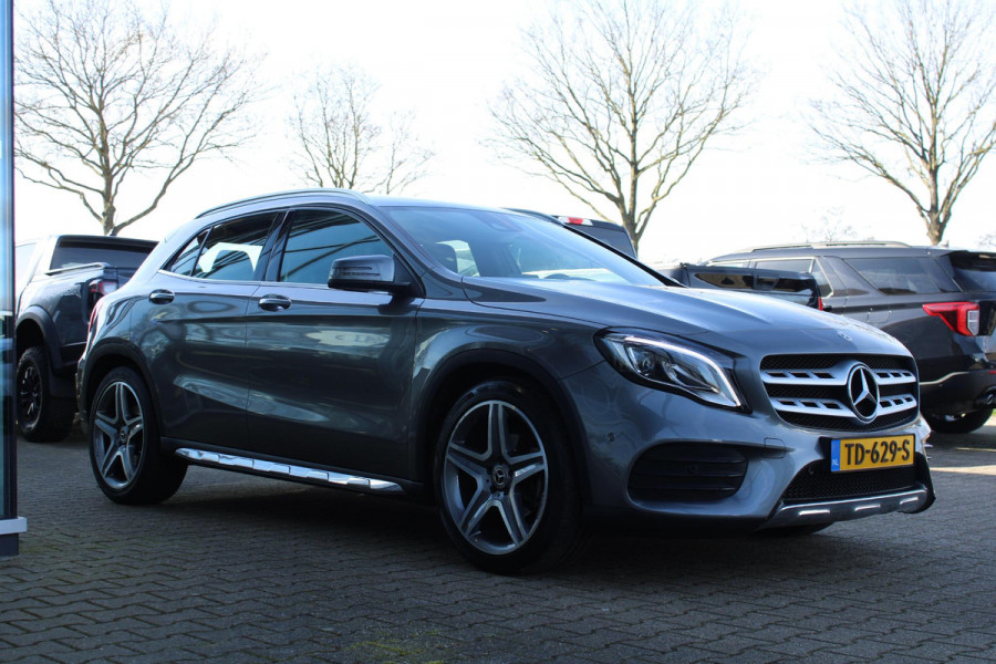 Mercedes-Benz GLA 180 Business | Afneembare Trekhaak | AMG Line Velgen | Stoelverwarming | Sportstoelen Alcantara | Camera |