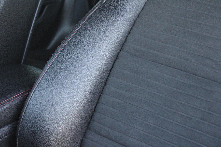 Mercedes-Benz GLA 180 Business | Afneembare Trekhaak | AMG Line Velgen | Stoelverwarming | Sportstoelen Alcantara | Camera |