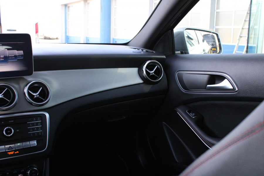 Mercedes-Benz GLA 180 Business | Afneembare Trekhaak | AMG Line Velgen | Stoelverwarming | Sportstoelen Alcantara | Camera |