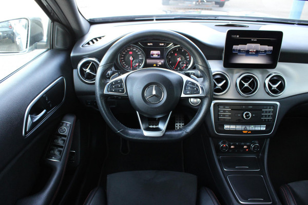 Mercedes-Benz GLA 180 Business | Afneembare Trekhaak | AMG Line Velgen | Stoelverwarming | Sportstoelen Alcantara | Camera |