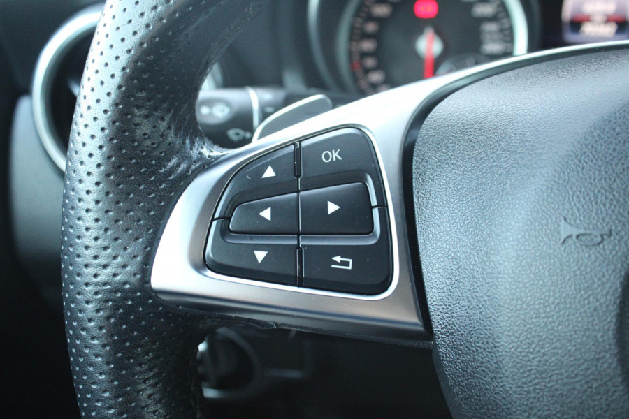 Mercedes-Benz GLA 180 Business | Afneembare Trekhaak | AMG Line Velgen | Stoelverwarming | Sportstoelen Alcantara | Camera |