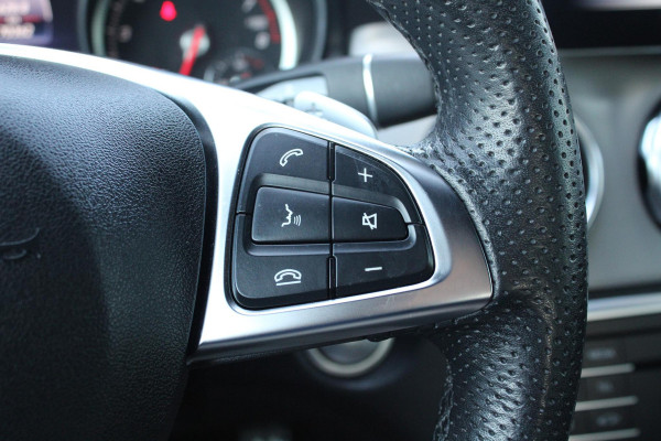 Mercedes-Benz GLA 180 Business | Afneembare Trekhaak | AMG Line Velgen | Stoelverwarming | Sportstoelen Alcantara | Camera |