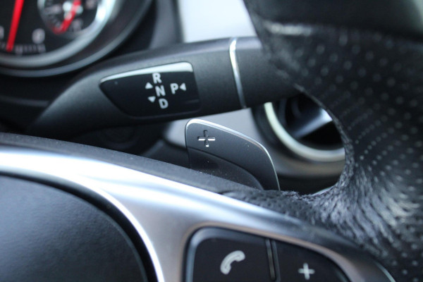 Mercedes-Benz GLA 180 Business | Afneembare Trekhaak | AMG Line Velgen | Stoelverwarming | Sportstoelen Alcantara | Camera |
