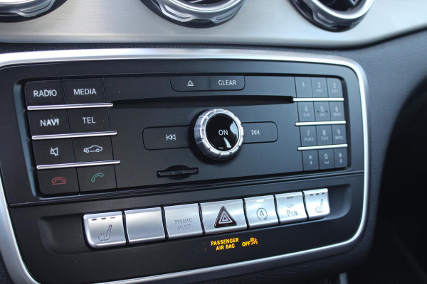 Mercedes-Benz GLA 180 Business | Afneembare Trekhaak | AMG Line Velgen | Stoelverwarming | Sportstoelen Alcantara | Camera |