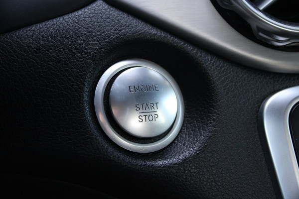 Mercedes-Benz GLA 180 Business | Afneembare Trekhaak | AMG Line Velgen | Stoelverwarming | Sportstoelen Alcantara | Camera |