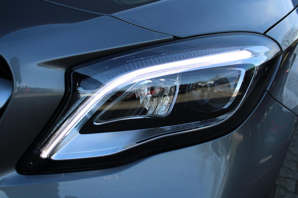 Mercedes-Benz GLA 180 Business | Afneembare Trekhaak | AMG Line Velgen | Stoelverwarming | Sportstoelen Alcantara | Camera |