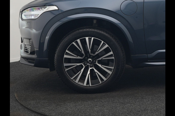 Volvo XC90 T8 Recharge AWD Plus Dark LONG RANGE 7 Persoons PHEV 455pk Dealer O.H. | Trekhaak Af Fabriek | Adaptive Cruise | Camera | Harman / Kardon | Lederen Sportstoelen Memory & Verwarmd | Google Assistent | Keyless | Blis | Stuur Verwarmd | Apple Carplay | Plug In Hybrid