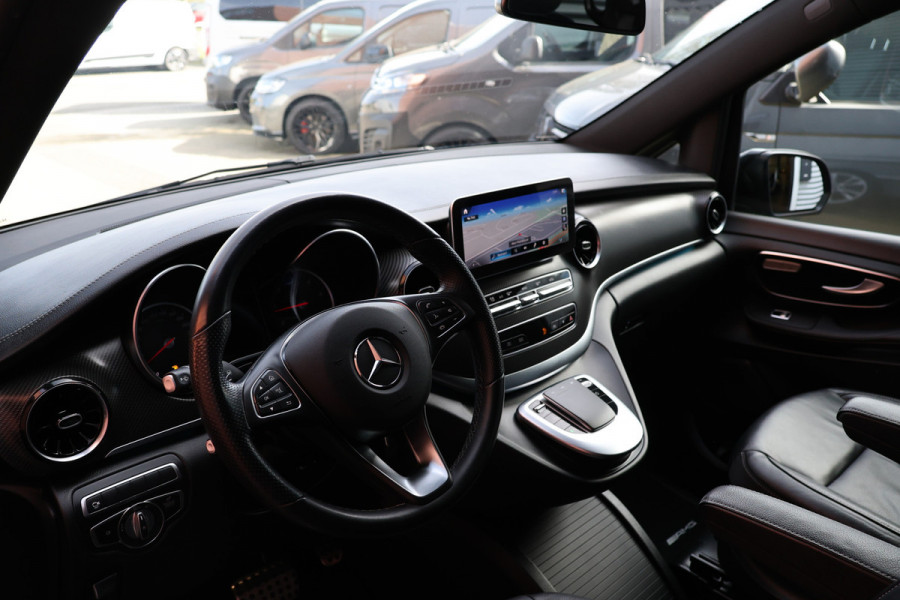 Mercedes-Benz V-Klasse 220d Lang DC | AMG | 360 Camera | CarPlay | Bi-Xenon | Lederen bekleding | Facelift model | Navigatie | 19'' AMG Velgen | Stoelverwarming | Kenwood Sound | DAB | Elek achterklep | Carbon afwerking | Sportonderstel | Dubbel cabine | Dealer onderhouden