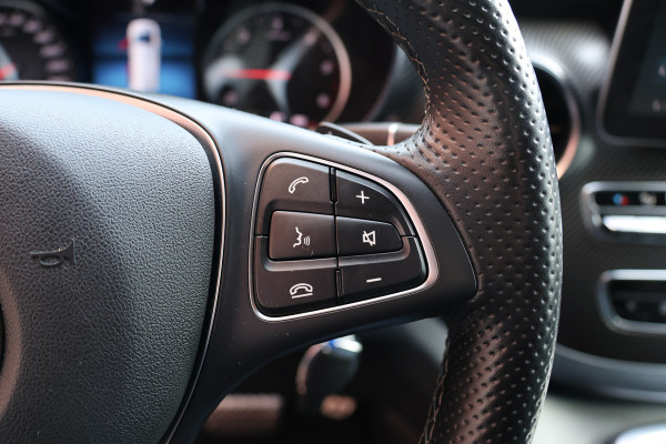 Mercedes-Benz V-Klasse 220d Lang DC | AMG | 360 Camera | CarPlay | Bi-Xenon | Lederen bekleding | Facelift model | Navigatie | 19'' AMG Velgen | Stoelverwarming | Kenwood Sound | DAB | Elek achterklep | Carbon afwerking | Sportonderstel | Dubbel cabine | Dealer onderhouden