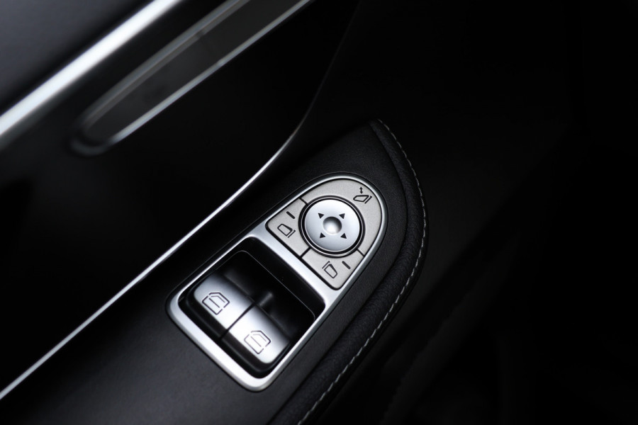 Mercedes-Benz V-Klasse 220d Lang DC | AMG | 360 Camera | CarPlay | Bi-Xenon | Lederen bekleding | Facelift model | Navigatie | 19'' AMG Velgen | Stoelverwarming | Kenwood Sound | DAB | Elek achterklep | Carbon afwerking | Sportonderstel | Dubbel cabine | Dealer onderhouden