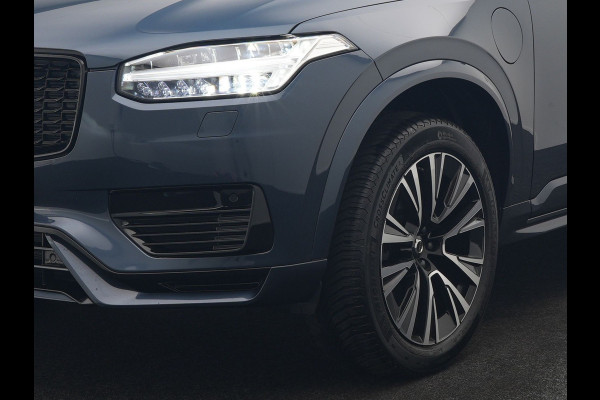 Volvo XC90 T8 Recharge AWD Plus Dark LONG RANGE 7 Persoons PHEV 455pk Dealer O.H. | Trekhaak Af Fabriek | Adaptive Cruise | Camera | Harman / Kardon | Lederen Sportstoelen Memory & Verwarmd | Google Assistent | Keyless | Blis | Stuur Verwarmd | Apple Carplay | Plug In Hybrid