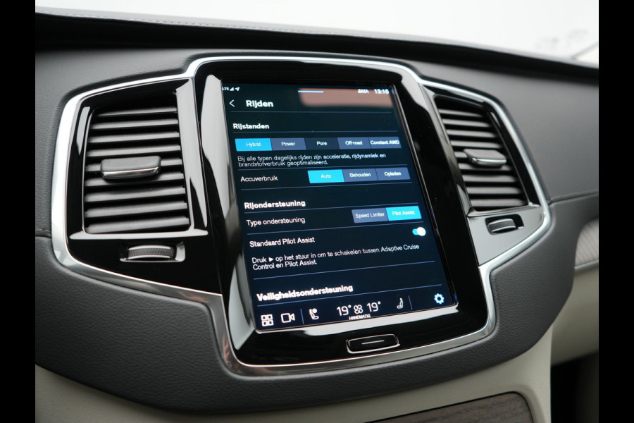 Volvo XC90 T8 Recharge AWD Plus Dark LONG RANGE 7 Persoons PHEV 455pk Dealer O.H. | Trekhaak Af Fabriek | Adaptive Cruise | Camera | Harman / Kardon | Lederen Sportstoelen Memory & Verwarmd | Google Assistent | Keyless | Blis | Stuur Verwarmd | Apple Carplay | Plug In Hybrid
