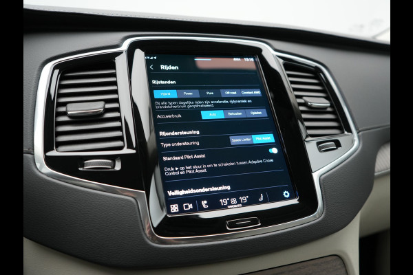 Volvo XC90 T8 Recharge AWD Plus Dark LONG RANGE 7 Persoons PHEV 455pk Dealer O.H. | Trekhaak Af Fabriek | Adaptive Cruise | Camera | Harman / Kardon | Lederen Sportstoelen Memory & Verwarmd | Google Assistent | Keyless | Blis | Stuur Verwarmd | Apple Carplay | Plug In Hybrid