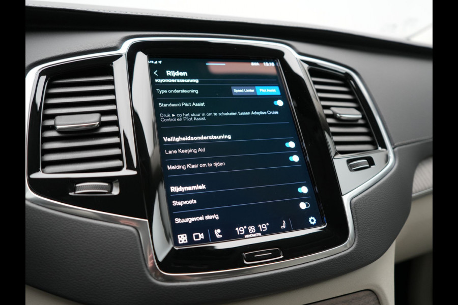 Volvo XC90 T8 Recharge AWD Plus Dark LONG RANGE 7 Persoons PHEV 455pk Dealer O.H. | Trekhaak Af Fabriek | Adaptive Cruise | Camera | Harman / Kardon | Lederen Sportstoelen Memory & Verwarmd | Google Assistent | Keyless | Blis | Stuur Verwarmd | Apple Carplay | Plug In Hybrid